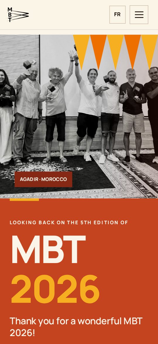 Portada del sitio web de MBT en inglés, en móvil
